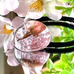 和菓子　桜ゼリー　琉球ガラスと桜のドライフラワー入り　ヘアゴム／ポニーフック／ブローチ 2枚目の画像
