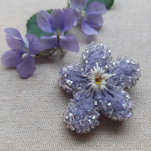 felt.すみれの砂糖漬けﾌﾞﾛｰﾁ(薄紫) ブローチ cogo. 通販 17605581