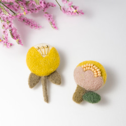 コスモスに囲まれて　羊毛フェルト　風景　ブローチ コスモスに囲まれて羊毛フェルト風景ブローチ