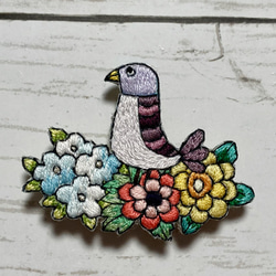 手刺繍オリジナルブローチ＊花に鳥 1枚目の画像