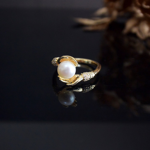 パールを持つ手のユニークリング 淡水パール+14KGP ゴールド 指輪