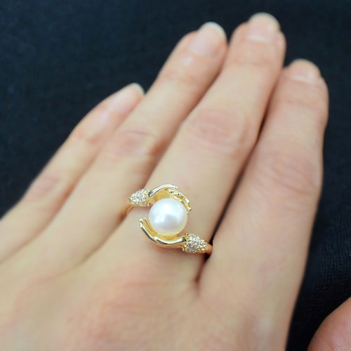 パールを持つ手のユニークリング 淡水パール+14KGP ゴールド 指輪