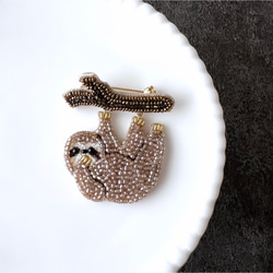 木にぶら下がるナマケモノのブローチ オートクチュール刺繍 ブローチ