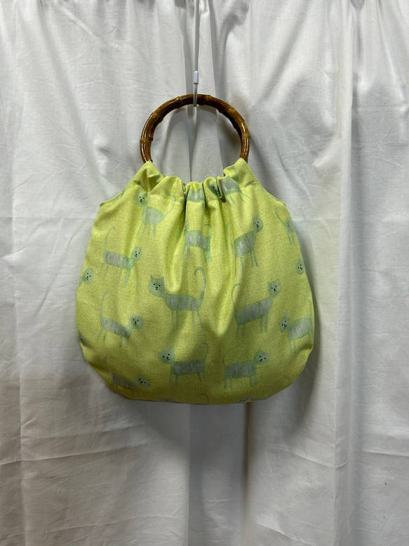 着物バッグ　バルーンバッグ　竹ハンドル　猫バッグ　お散歩バッグ　プレゼント　春のバッグ　若草色のバッグ　グリーン 1枚目の画像