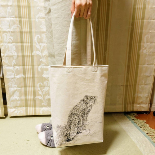 岩を登るマヌルネコ トートバッグ 帆布 生成り トートバッグ