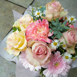 【母の日】母の日ギフト　フレッシュなお花をお届け ゴールデンウィークのお届けでボリュームアップとなります 2枚目の画像