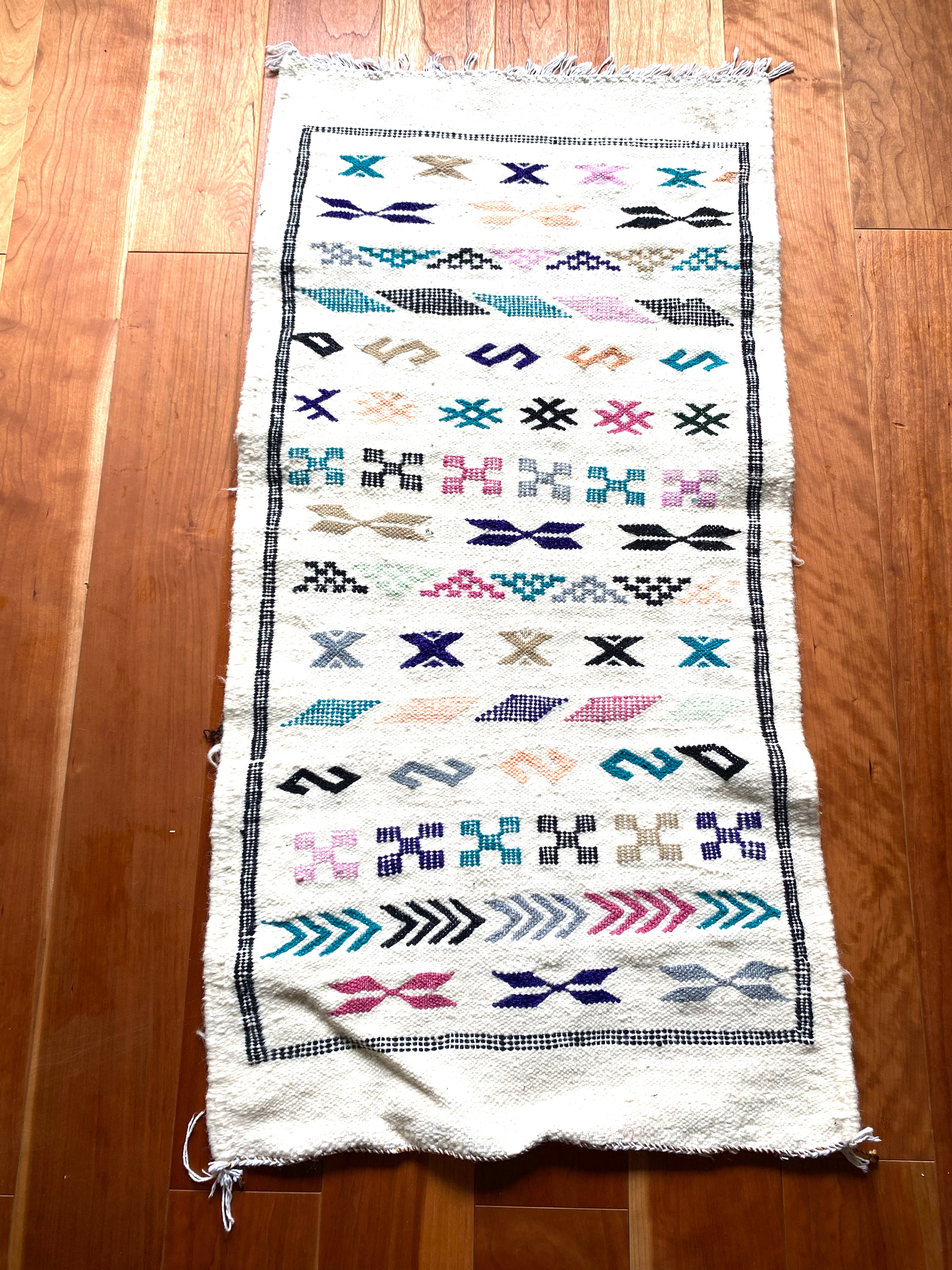 モロッコ直輸入　ワザン　白地✖️柄