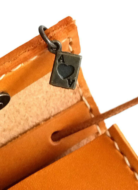 在庫あり　革　ミニバッグ　トランプのチャーム付　ペンダント　ネックレス　アクセサリー入れ　革　革ミニバッグ　　 3枚目の画像