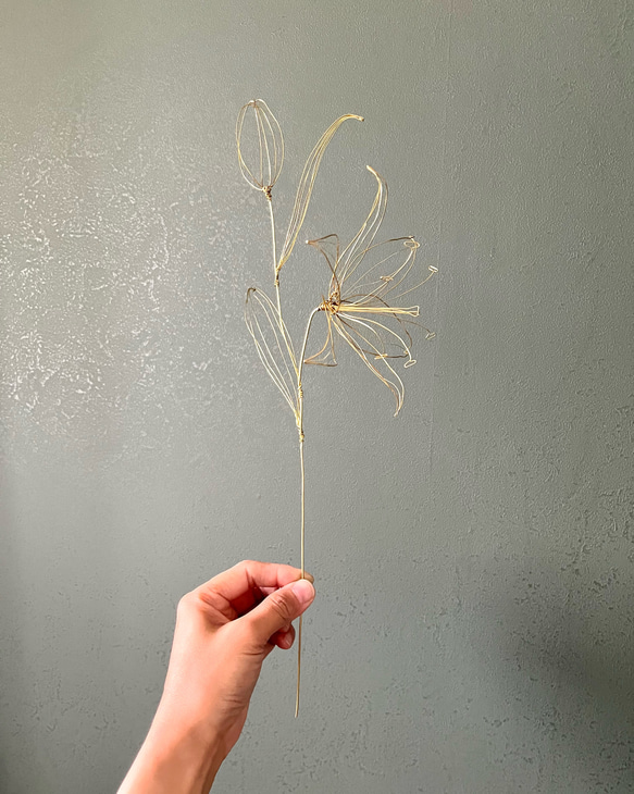 真鍮のオリエンタルリリー（蕾付き）　百合　一輪挿し　ワイヤーアート　ワイヤークラフト　【受注制作】 2枚目の画像