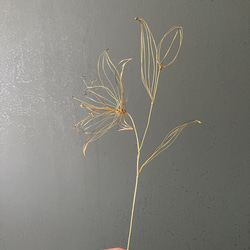 真鍮のオリエンタルリリー（蕾付き）　百合　一輪挿し　ワイヤーアート　ワイヤークラフト　【受注制作】 3枚目の画像