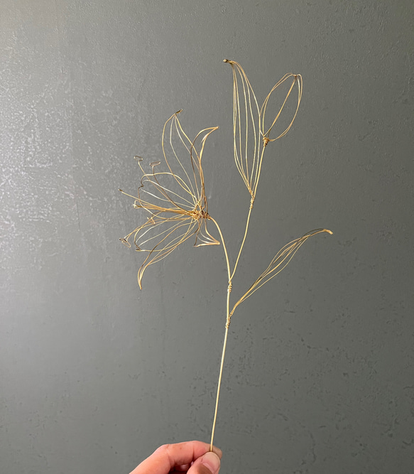 真鍮のオリエンタルリリー（蕾付き）　百合　一輪挿し　ワイヤーアート　ワイヤークラフト　【受注制作】 3枚目の画像