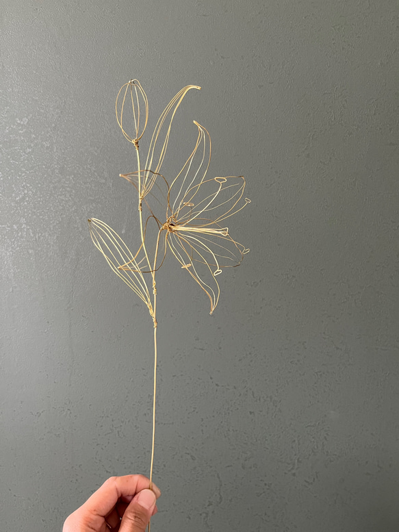 真鍮のオリエンタルリリー（蕾付き）　百合　一輪挿し　ワイヤーアート　ワイヤークラフト　【受注制作】 4枚目の画像