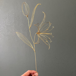 真鍮のオリエンタルリリー（蕾付き）　百合　一輪挿し　ワイヤーアート　ワイヤークラフト　【受注制作】 1枚目の画像