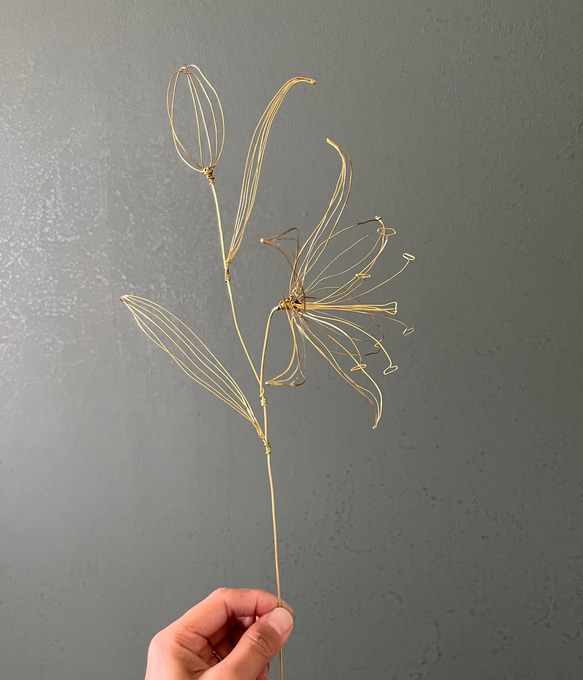 真鍮のオリエンタルリリー（蕾付き）　百合　一輪挿し　ワイヤーアート　ワイヤークラフト　【受注制作】 1枚目の画像