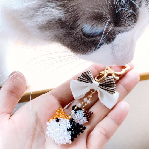 Amazon.co.jp: [BYHIN] かわいい猫のリボンビーズ携帯ストラップ