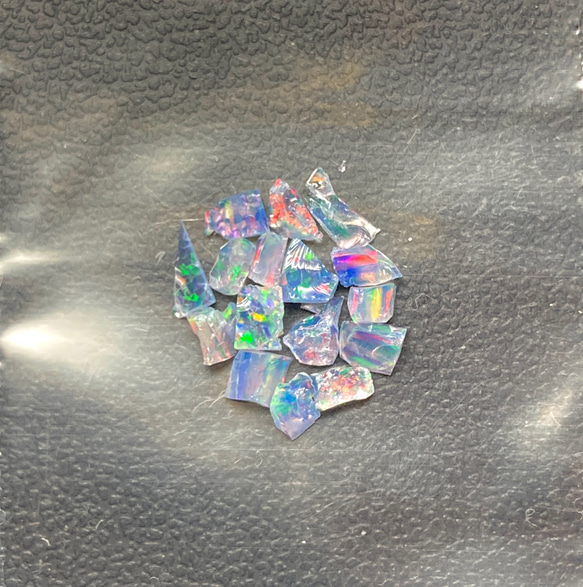 《合成オパール》(フローレスオパール) 原石 新ブルー/マルチ斑 0.4g ⑨ 1枚目の画像
