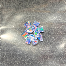 《合成オパール》(フローレスオパール) 原石 新ブルー/マルチ斑 0.4g ⑧ 1枚目の画像