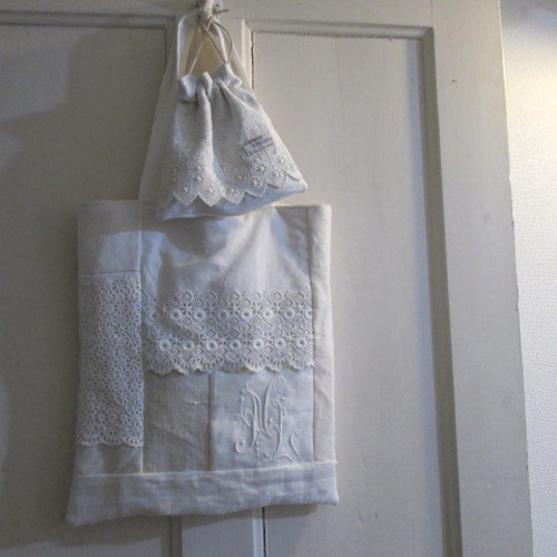 フランスアンティーク手刺繍レースとイニシャル刺繍とリネンのパッチ