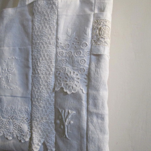 フランスアンティーク手刺繍レースとイニシャル刺繍とリネンのパッチ