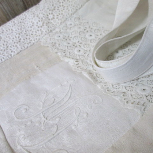 フランスアンティーク手刺繍レースとイニシャル刺繍とリネンのパッチ