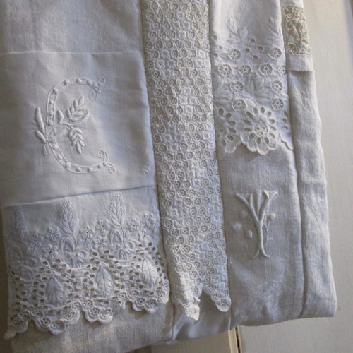 フランスアンティーク手刺繍レースとイニシャル刺繍とリネンのパッチ