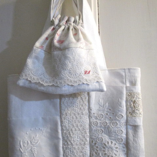 フランスアンティーク手刺繍レースとイニシャル刺繍とリネンのパッチ