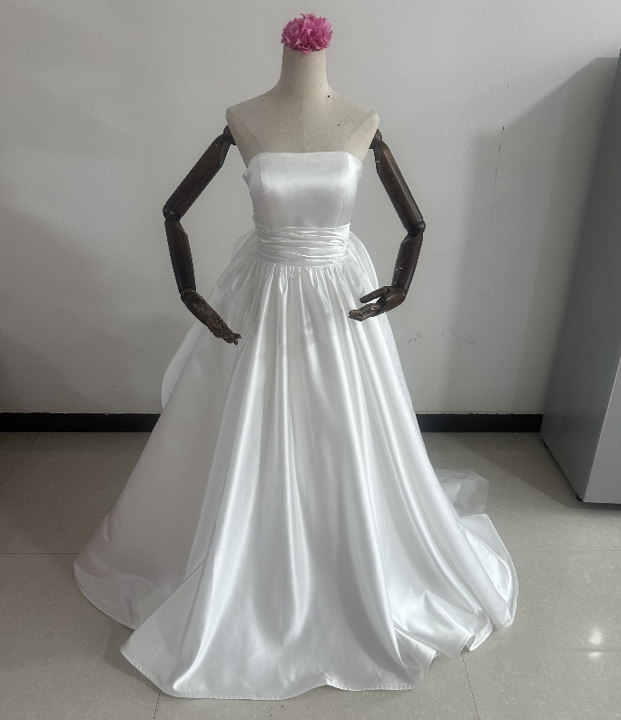 人気上昇！ウエディングドレス ベアトップ 豪華なバックリボン  