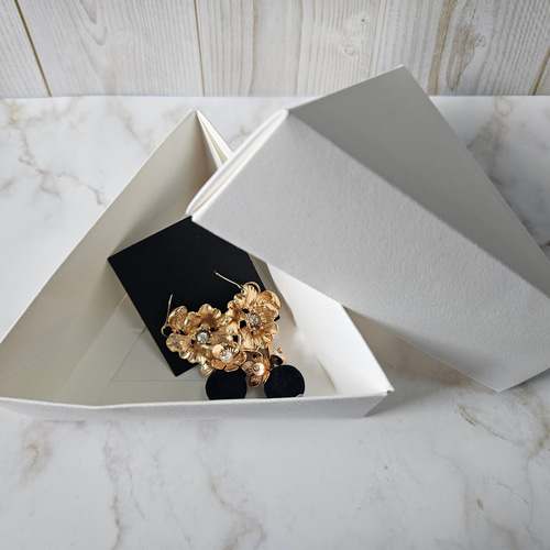 LOUIS VUITTON トランプセット BOX リボン タグ付き 定形外サイズ】ギフトボックス（三角箱）+ラッピングタグ+リボン