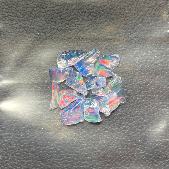 《合成オパール》(フローレスオパール) 原石 新ブルー/マルチ斑 0.4g ⑦ 1枚目の画像