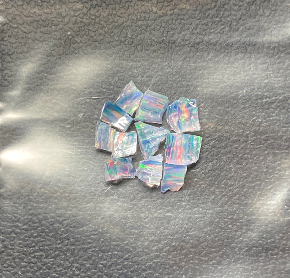 《合成オパール》(フローレスオパール) 原石 新ブルー/マルチ斑 0.4g ⑥ 1枚目の画像