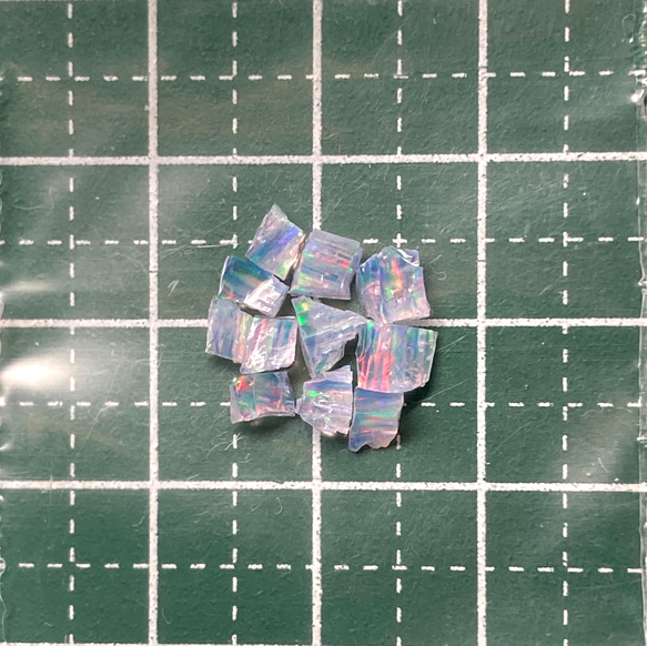 《合成オパール》(フローレスオパール) 原石 新ブルー/マルチ斑 0.4g ⑥ 2枚目の画像