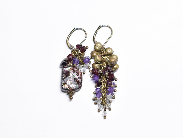 由紫色鍍銀羅馬玻璃、天然小寶石和民族鈴鐺製成的不對稱耳環。 第6張的照片