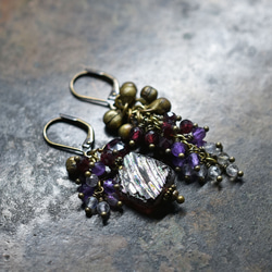 由紫色鍍銀羅馬玻璃、天然小寶石和民族鈴鐺製成的不對稱耳環。 第3張的照片