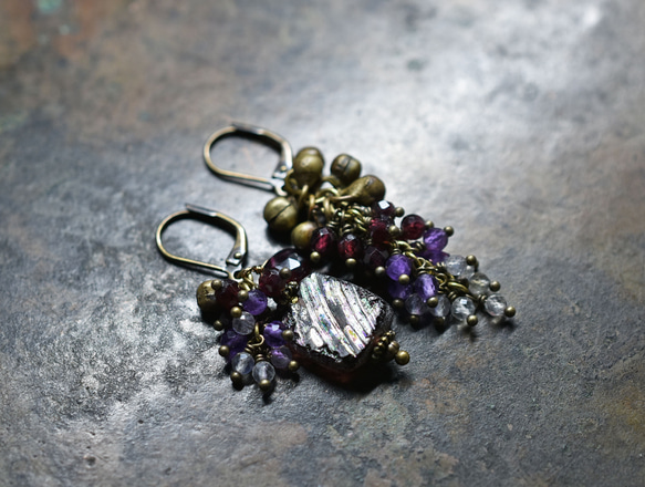 由紫色鍍銀羅馬玻璃、天然小寶石和民族鈴鐺製成的不對稱耳環。 第3張的照片