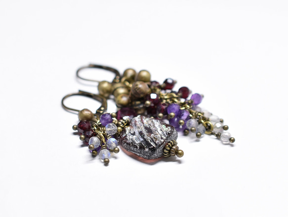 由紫色鍍銀羅馬玻璃、天然小寶石和民族鈴鐺製成的不對稱耳環。 第7張的照片