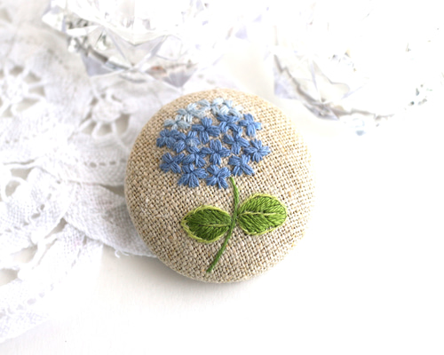 手刺繍の花のブローチB 再販＞可憐なお花が咲き乱れるオートクチュール刺繍の紫陽花