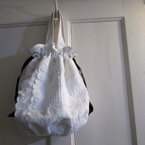 フランスアンティーク手刺繍レースとイニシャル刺繍とリネンの