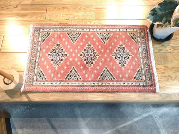 軽くて畳める手織りラグ パキスタン絨毯 玄関マット トライバルラグ 77×47cm 手織り カーペット 1枚目の画像
