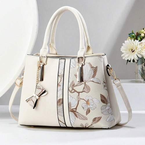 ニャン様用　美品　2way ハンドバック　ショルダーストラップ付　前面カギ付 deux amour ハンドバッグ レトロストラップ付きショルダーバッグ