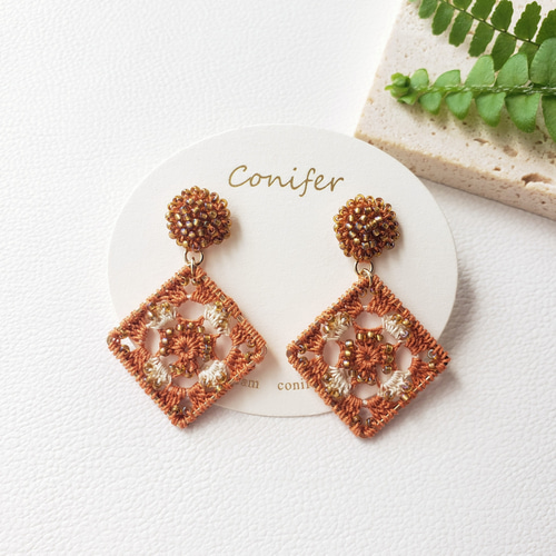 手編みモチーフ スクエアイヤリングorピアス(テラコッタ&ホワイト)/No  