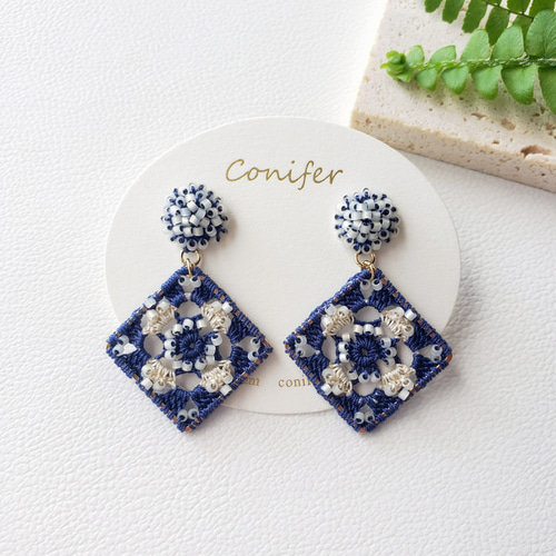 手編みモチーフ スクエアイヤリングorピアス(ブルー&ホワイト)/No.24