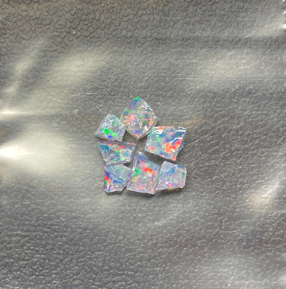 《合成オパール》(フローレスオパール) 原石 新ブルー/マルチ斑 0.4g ④ 1枚目の画像