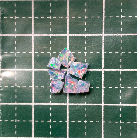 《合成オパール》(フローレスオパール) 原石 新ブルー/マルチ斑 0.4g ④ 2枚目の画像