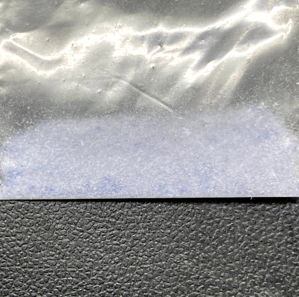 《合成オパール》(フローレスオパール) 原石 ブルー/赤斑 0.4g ㉒ 1枚目の画像