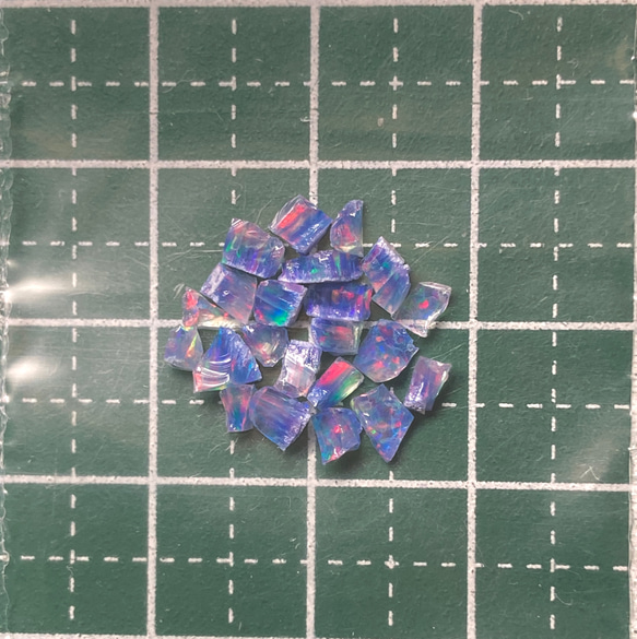 《合成オパール》(フローレスオパール) 原石 ブルー/赤斑 0.4g ⑯ 2枚目の画像