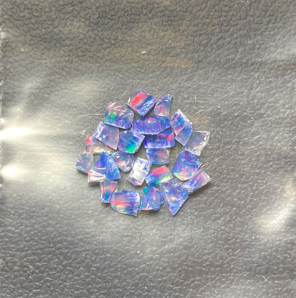 《合成オパール》(フローレスオパール) 原石 ブルー/赤斑 0.4g ⑯ 1枚目の画像
