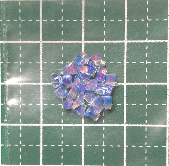 《合成オパール》(フローレスオパール) 原石 ブルー/赤斑 0.4g ⑮ 2枚目の画像