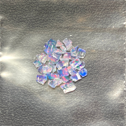 《合成オパール》(フローレスオパール) 原石 ブルー/赤斑 0.4g ⑭ 1枚目の画像