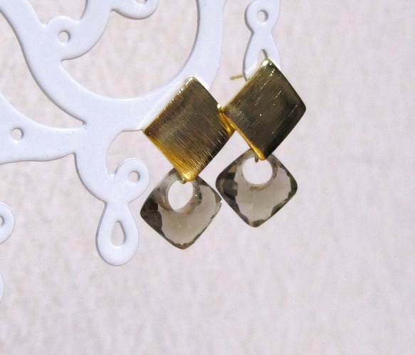 ステンレス芯* 宝石質スモーキークォーツのキラキラスクエアピアス 1枚目の画像