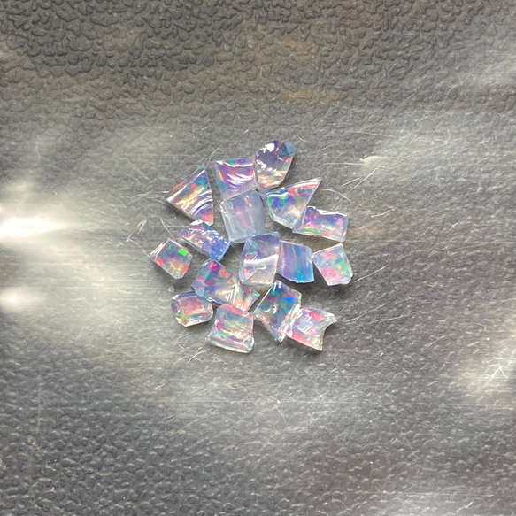 《合成オパール》(フローレスオパール) 原石 ブルー/赤斑 0.4g ⑪ 1枚目の画像